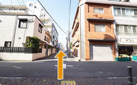 あおもの屋さんがある交差点を直進