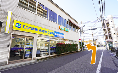 1階が調剤薬局、2階がサイゼリヤの建物を左折します。