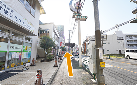 バス停を通り過ぎ、「京成小岩駅前交差点」の角に当院がございます。