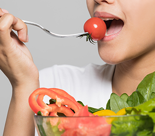 よく噛む様子の写真